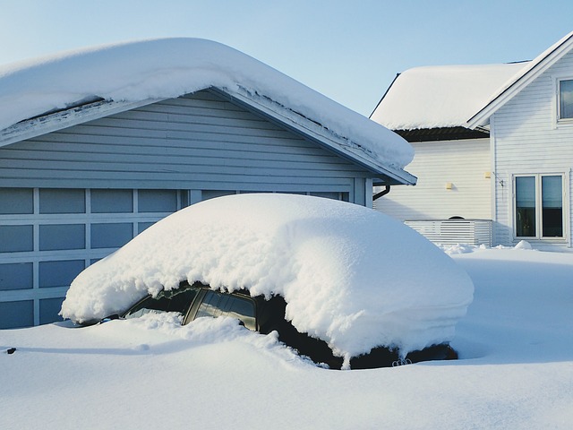 auto pokryté sněhem