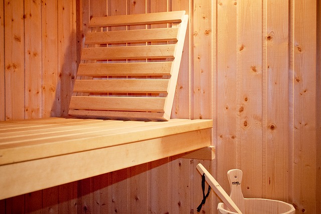 dřevěná lavička v sauně