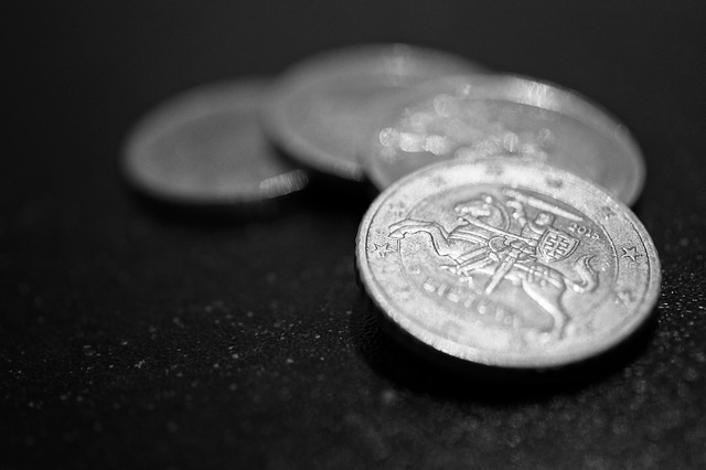 drobné stříbrné mince, detail